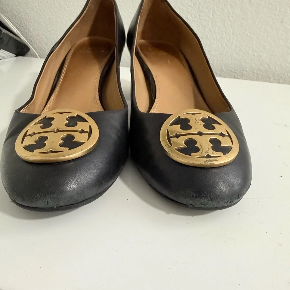 Tory Burch Chelsea Black Block Heels with Gold Logo - Picture 3 of 7